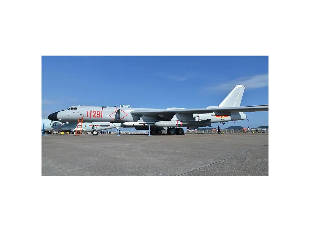 Přímo Od Výrobce Xian H-6K Strategic Bomber 1/144