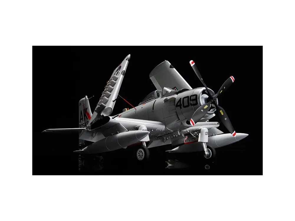 Douglas A-1H Skyraider U.S NAVY 1/32 Novinka